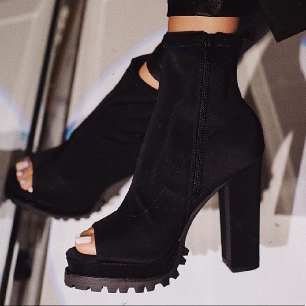 Restocked ARIANA LUGSOLE BLACK OPEN TOE BOOTIES - Picture 2 of 2